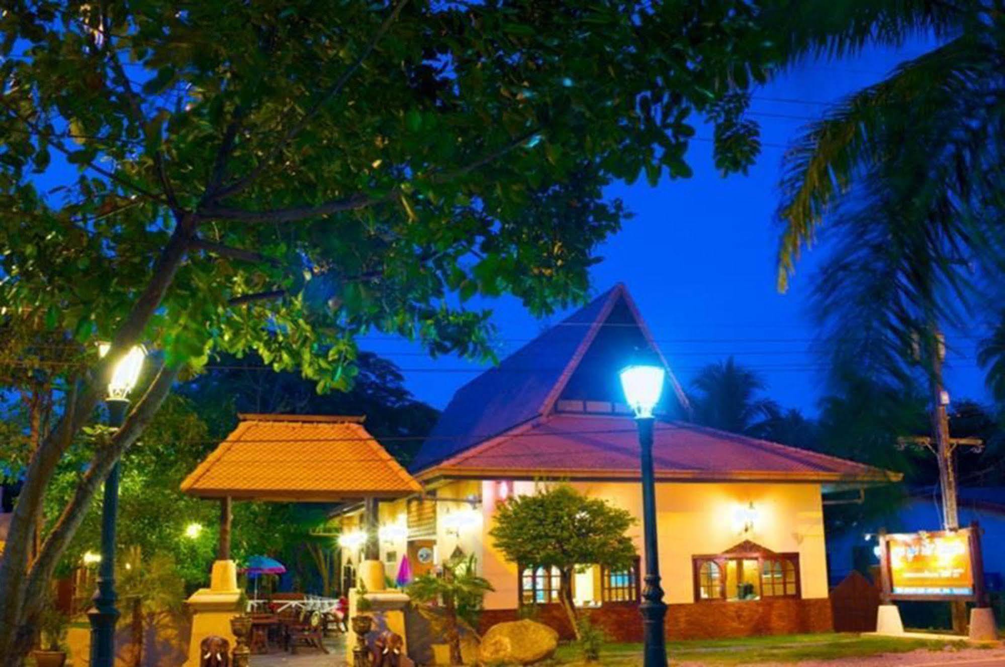 Boom Boom Beach Resort Laem Sing Chanthaburi Extérieur photo
